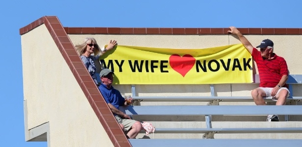 Homem ajuda a esposa a demonstrar seu amor por Djokovic em Indian Wells - AFP PHOTO/Frederic J. BROWN