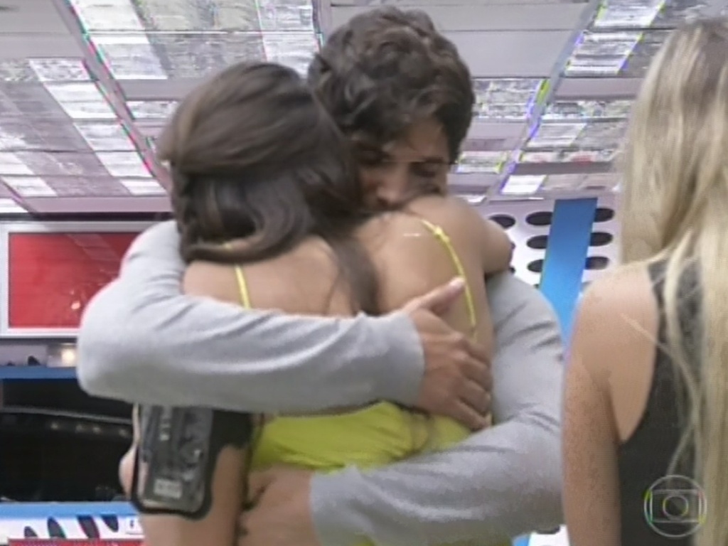 12.mar.2013 - Kamilla dá abraço em André após ser eliminada do 