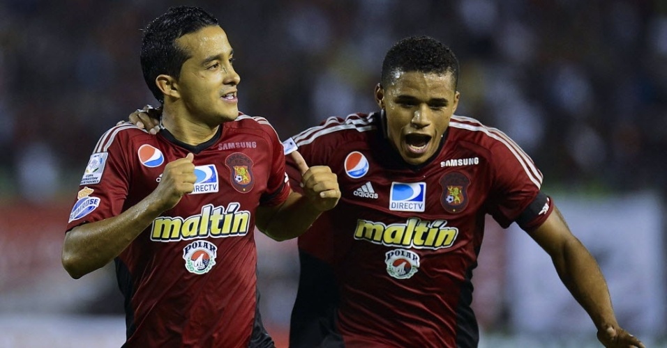 12.mar.2013 - Louis Angelo Pena comemora após marcar o gol de empate do Caracas contra o Grêmio, na Venezuela - AFP PHOTO / Luis Acosta