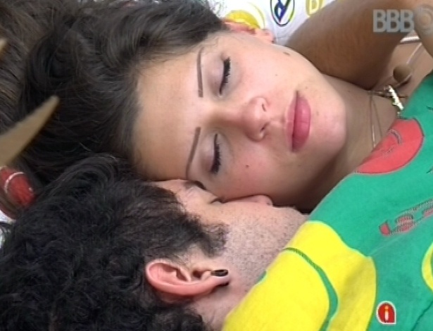 12.mar.2013 - O casal Nasser e Andressa voltam para a cama em dia de paredão