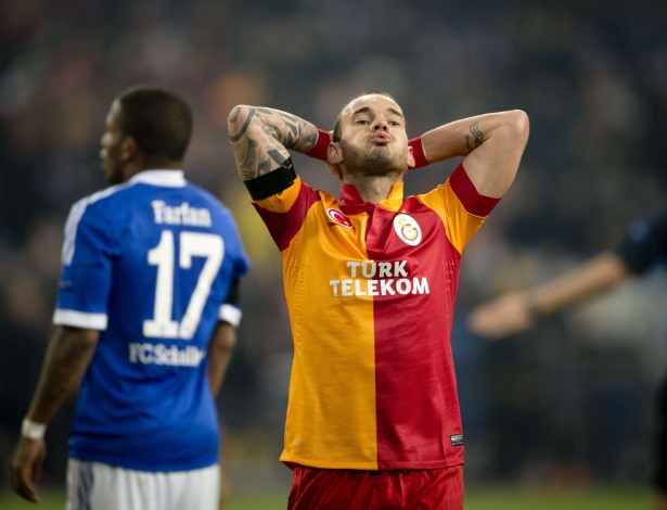 12.mar.2013 - Wesley Sneijder, do Galatasaray, lamenta após erro contra o Schalke 04 - AFP PHOTO / ODD ANDERSEN