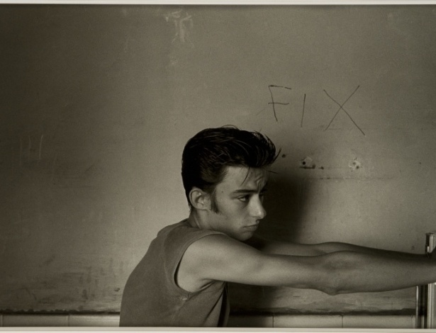 A mostra apresenta inúmeras fotos que ilustram o cotidiano dos viciados em drogas, como esta do fotógrafo espanhol Alberto Garcia-Alix. A palavra “Fix” escrita na parede é uma gíria para “dose de droga”, normalmente injetada. Também há fotos do cineasta e fotógrafo americano Larry Clark, como a de uma mulher grávida se injetando - Divulgação