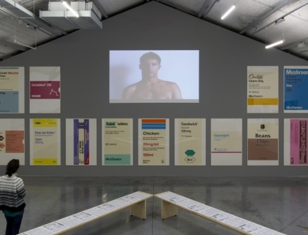 "A Última Ceia" é uma serigrafia do artista britânico Damiens Hirst, que substitui Jesus e os 12 apóstolos por caixas de remédios, cujos nomes das embalagens foram trocados por alimentos típicos da cozinha inglesa, como salsichas e feijão. O artista, um dos mais caros da atualidade, sugere nessa obra o lugar de destaque que os medicamentos têm na vida cotidiana das pessoas - Divulgação