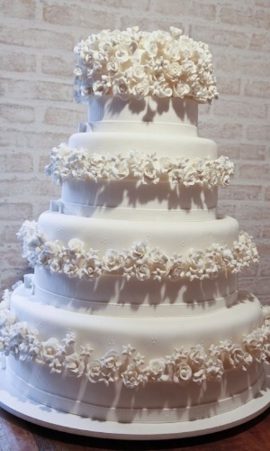 Cake & Design. Bolo cenográfico de cinco andares confeccionado por Carol Buarque. R$ 2.500 (venda). www.carolbuarque.com.br. A empresa não trabalha com locação. Preços pesquisados em março de 2013 e sujeitos a alterações - Divulgação