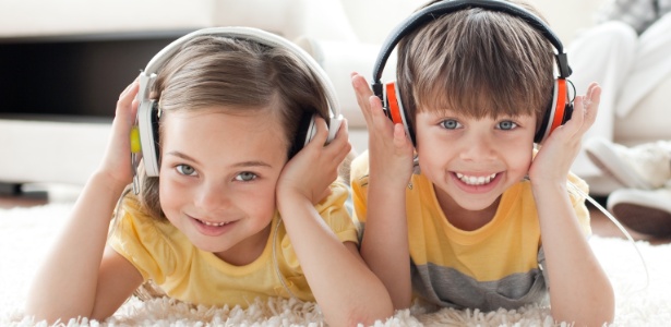A música pode colaborar com o aumento do vocabulário da criança, entre outros benefícios - Thinkstock