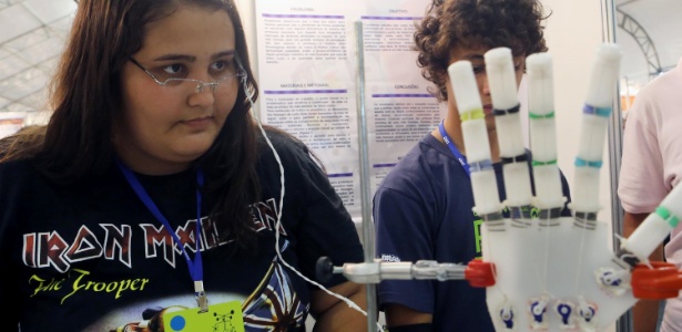 Cecília Feliciano, 16, e Elias Junior, 15, constroem mão biônica utilizando cano PVC, alumínio e náilon - Aline Arruda/UOL