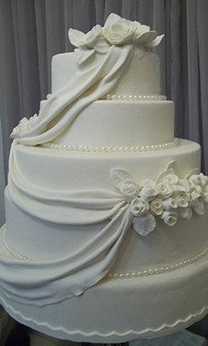 Glloria Eventos. Bolo cenográfico de cinco andares com rosas e pérolas, todo em branco. R$ 170 (locação). www.glloriaeventos.com.br. Preços pesquisados em março de 2013 e sujeitos a alterações - Divulgação