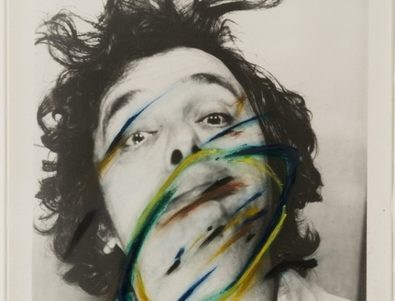 Influenciado pelo surrealismo, o pintor austríaco Arnulf Rainer realiza a série "Faces Farces" de auto-retratos após ter tido alucinações com o LSD e ter visto manchas coloridas em fotos de rostos de pessoas. Ele participou, nos anos 60, de um programa de pesquisas da Universade de Lausanne sobre os efeitos dos usos de drogas como o LSD - Divulgação