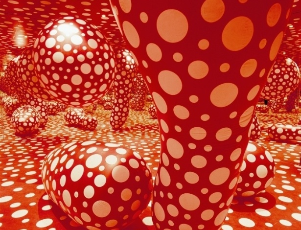 Instalação da artista japonesa Yayoi Kusama, famosa por utilizar bolinhas em suas criações. O visitante pode entrar nessa obra, que tenta reproduzir as alucinações visuais provocadas por psicotrópicos, alterando a percepção do espectador - Divulgação