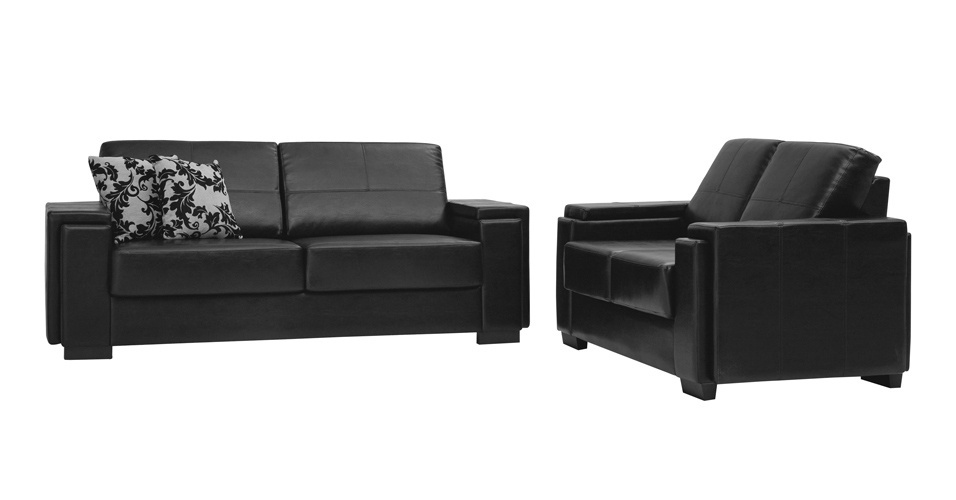 Jogo com sofás de dois e três lugares, revestidos de corino; no Magazine Luiza - Divulgação