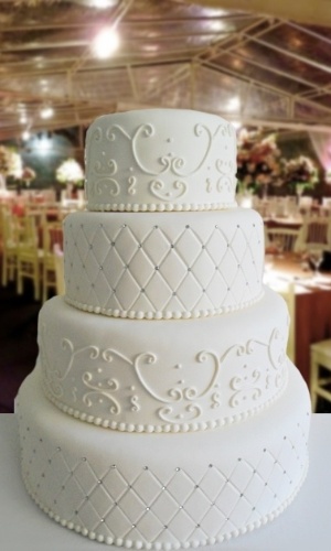 Locação de Bolos. Bolo cenográfico com detalhes em arabescos e cristais. R$ 152 (locação). www.locacaodebolos.com.br. Preços pesquisados em março de 2013 e sujeitos a alterações - Divulgação