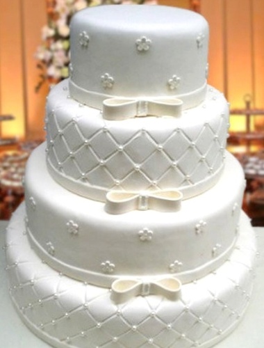 Locação de Bolos. Bolo cenográfico com rosas e cordão imitando pérolas. R$ 152 (locação). www.locacaodebolos.com.br. Preços pesquisados em março de 2013 e sujeitos a alterações - Divulgação