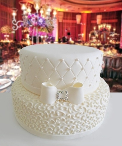 Locação de Bolos. Bolo cenográfico com rosas e cordão imitando pérolas. R$ 152 (locação). www.locacaodebolos.com.br. Preços pesquisados em março de 2013 e sujeitos a alterações - Divulgação