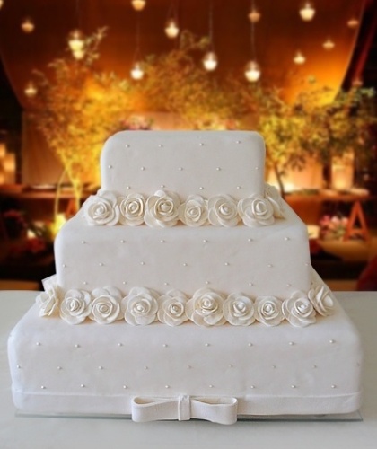 Locação de Bolos. Bolo cenográfico com rosas e cordão imitando pérolas. R$ 152 (locação). www.locacaodebolos.com.br. Preços pesquisados em março de 2013 e sujeitos a alterações - Divulgação