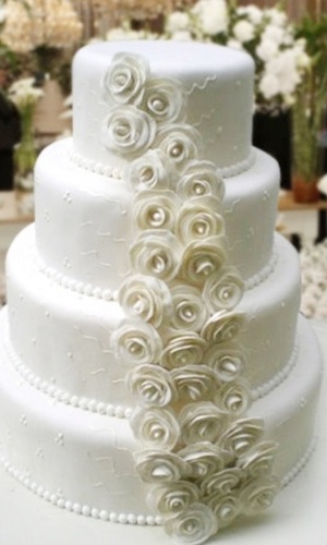 Locação de Bolos. Bolo cenográfico com rosas e cordão imitando pérolas. R$ 152 (locação). www.locacaodebolos.com.br. Preços pesquisados em março de 2013 e sujeitos a alterações - Divulgação