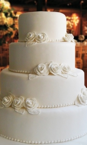 Locação de Bolos. Bolo cenográfico com rosas e cordão imitando pérolas. R$ 152 (locação). www.locacaodebolos.com.br. Preços pesquisados em março de 2013 e sujeitos a alterações - Divulgação