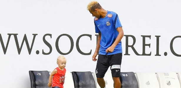 Neymar brinca com o filho Davi Lucca após treino no CT Rei Pelé - Ricardo Saibun/Divulgação Santos FC