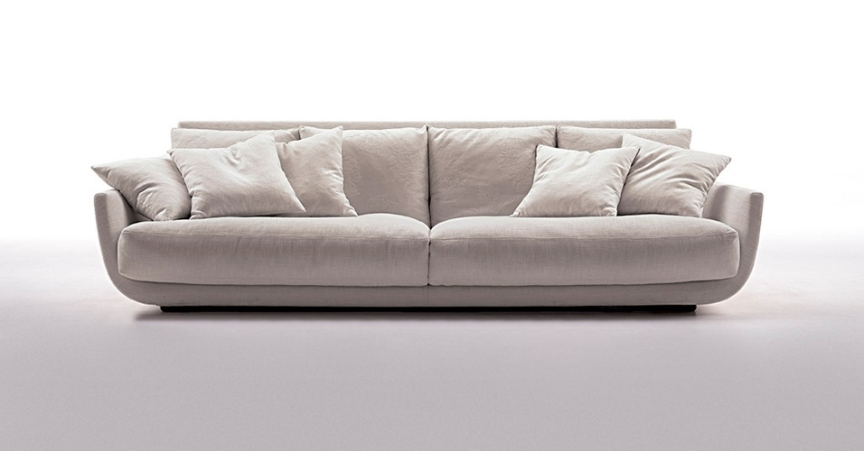 Sofá de quatro lugares com estrutura de metal, na Montenapoleone - Divulgação