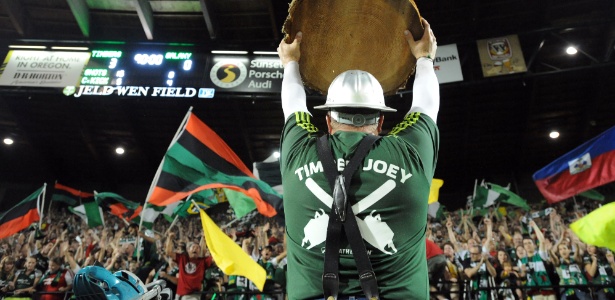 Torcida e mascote fazem festa em partida do Portland Timbers na MLS - Steve Dykes/Getty Images