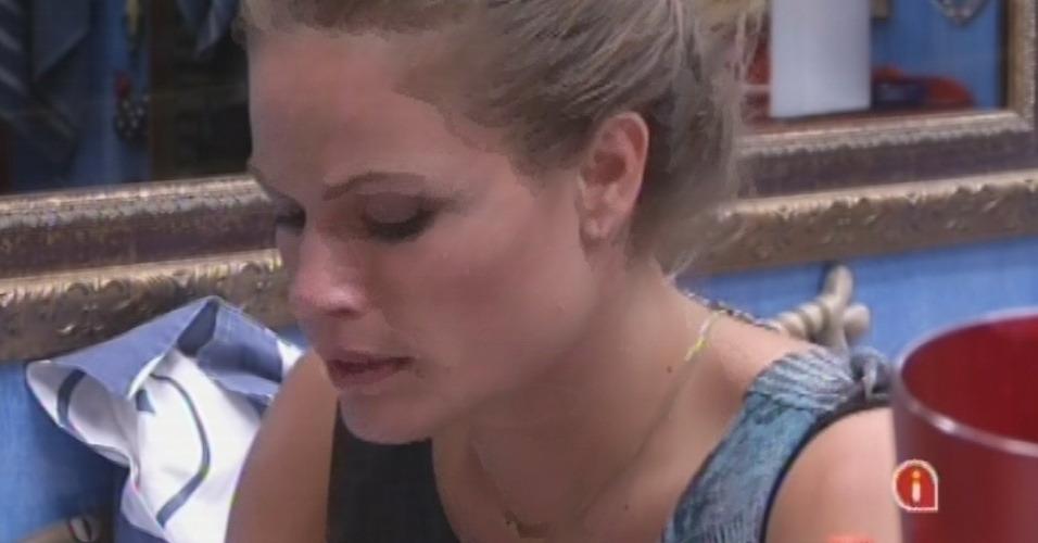 11.mar.2013 - Natália tenta consolar Fani no quarto Brechó. 