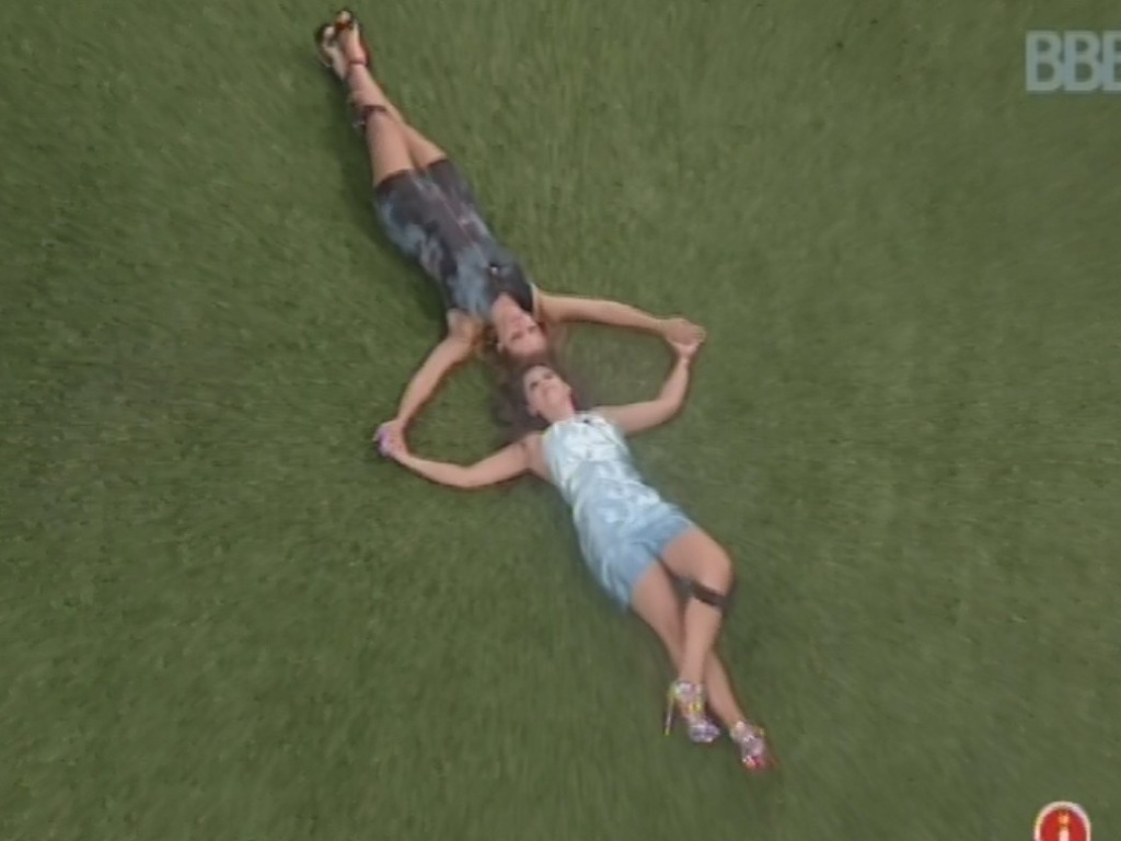 12.mar.2013 - Andressa e Natália deitam no chão e comemoram permanência da esteticista no paredão que eliminou Kamilla