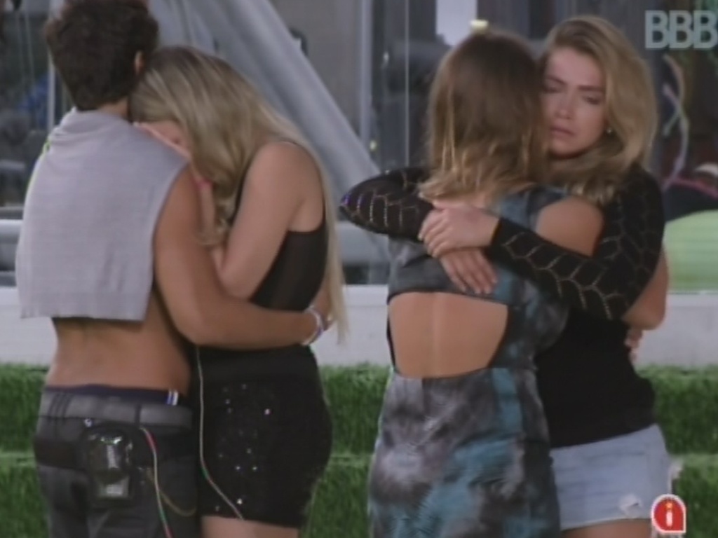 12.mar.2013 - Após saída de Kamilla, Fernanda chora e é consolada por André, enquanto Natália conforta Fani