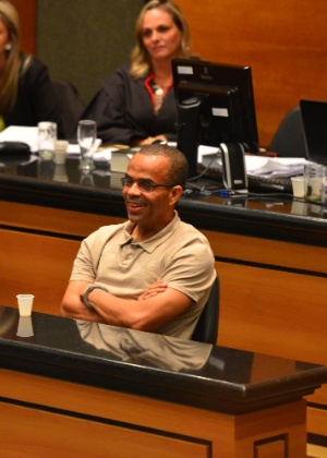 O traficante Luiz Fernando da Costa, o Fernandinho Beira-Mar (direita, de camiseta clara), ri durante seu julgamento no 4º Tribunal do Júri do Rio de Janeiro, em 2013 - André Lobo/UOL