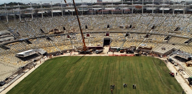 Gramado é colocado no novo estádio do Maracanã, que está em obras para a Copa 