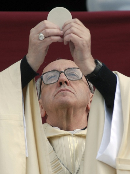Foto de arquivo mostra o então cardeal argentino Jorge Mario Bergoglio Foto de arquivo mostra o então cardeal argentino Jorge Mario Bergoglio