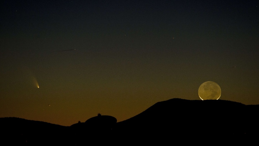 13.mar.2013 - Cometa é visto ao lado da Lua crescente no Novo México, EUA