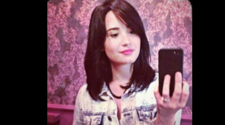 13.mar.2013 - Demi Lovato cortou os cabelos e divulgou o resultado por meio de sua página do Twitter. "Novo cabelo", escreveu a cantora no microblog