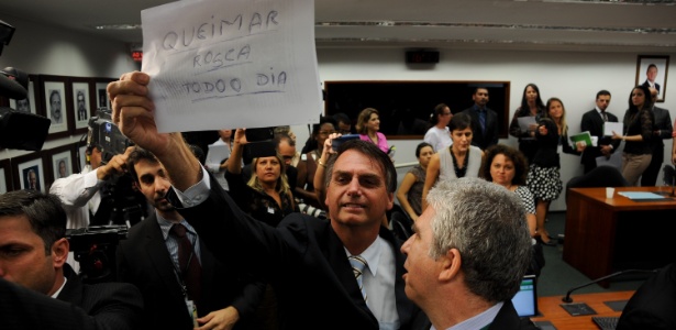 Durante sessão da Comissão de Direitos Humanos da Câmara, o deputado Jair Bolsonaro (PP-RJ) mostra cartaz a manifestantes onde está escrito "Queimar rosca todo o dia" - Pedro Ladeira/Frame