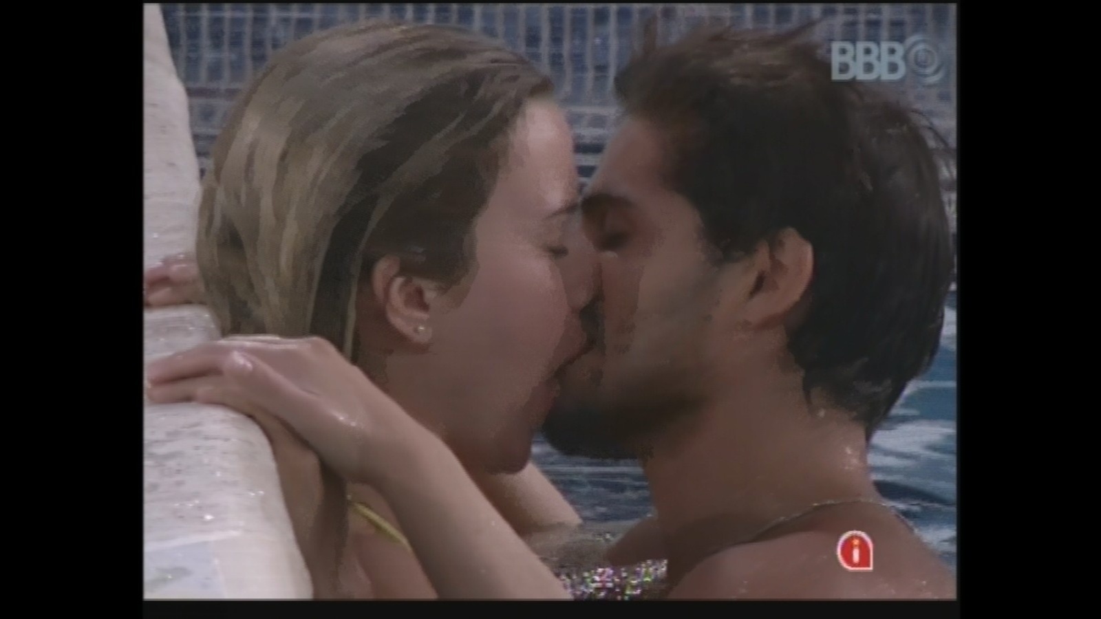 13.mar.2013 - Fernanda e André trocam beijos na piscina