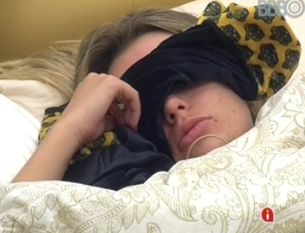 13.mar.2013 - Fernanda volta para cama após acordar na manhã desta quarta-feira
