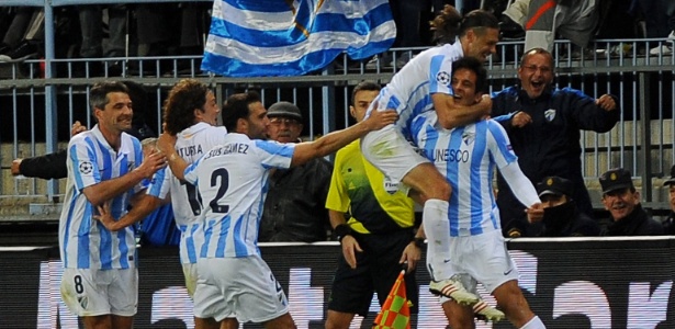  Jogadores do Málaga festejam gol da classificação às quartas da Liga dos Campeões - AFP PHOTO/ JORGE GUERRERO