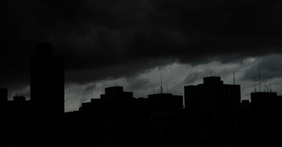 13.mar.2013 - Nuvens escuras encobrem prédios nesta quarta-feira (13), em São Paulo. De acordo com o CGE (Centro de Gerenciamento de Emergências), uma chuva moderada atingiu as zonas sul, sudeste, oeste e central da capital, mas não causou alagamentos - na zona norte, a precipitação foi leve. A previsão é que ela fique mais intensa apenas no período da tarde, informa o CGE
