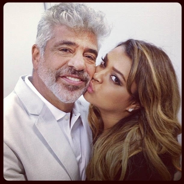 13.mar.2013 - Preta Gil dá beijo na bochecha de Lulu Santos