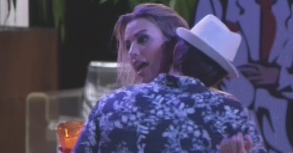 13.mar.2013 - Fernanda é surpreendida por beijo de André no pescoço