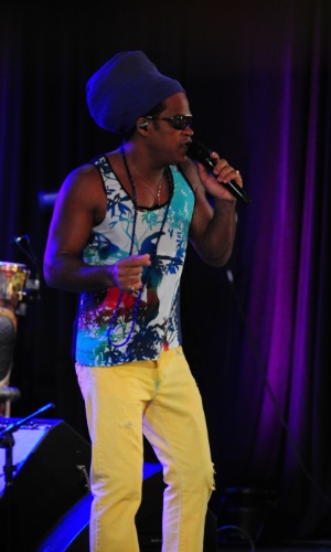 6.mar.2013 - Jurado do "The Voice Brasil", Carlinhos Brown abriu o show com o sucesso "Tantinho"