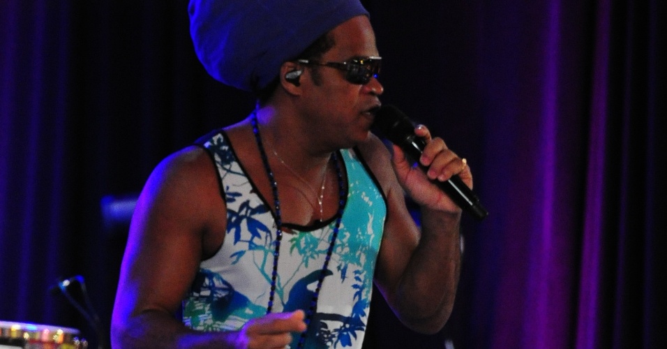 6.mar.2013 - Jurado do "The Voice Brasil", Carlinhos Brown abriu o show com o sucesso "Tantinho"