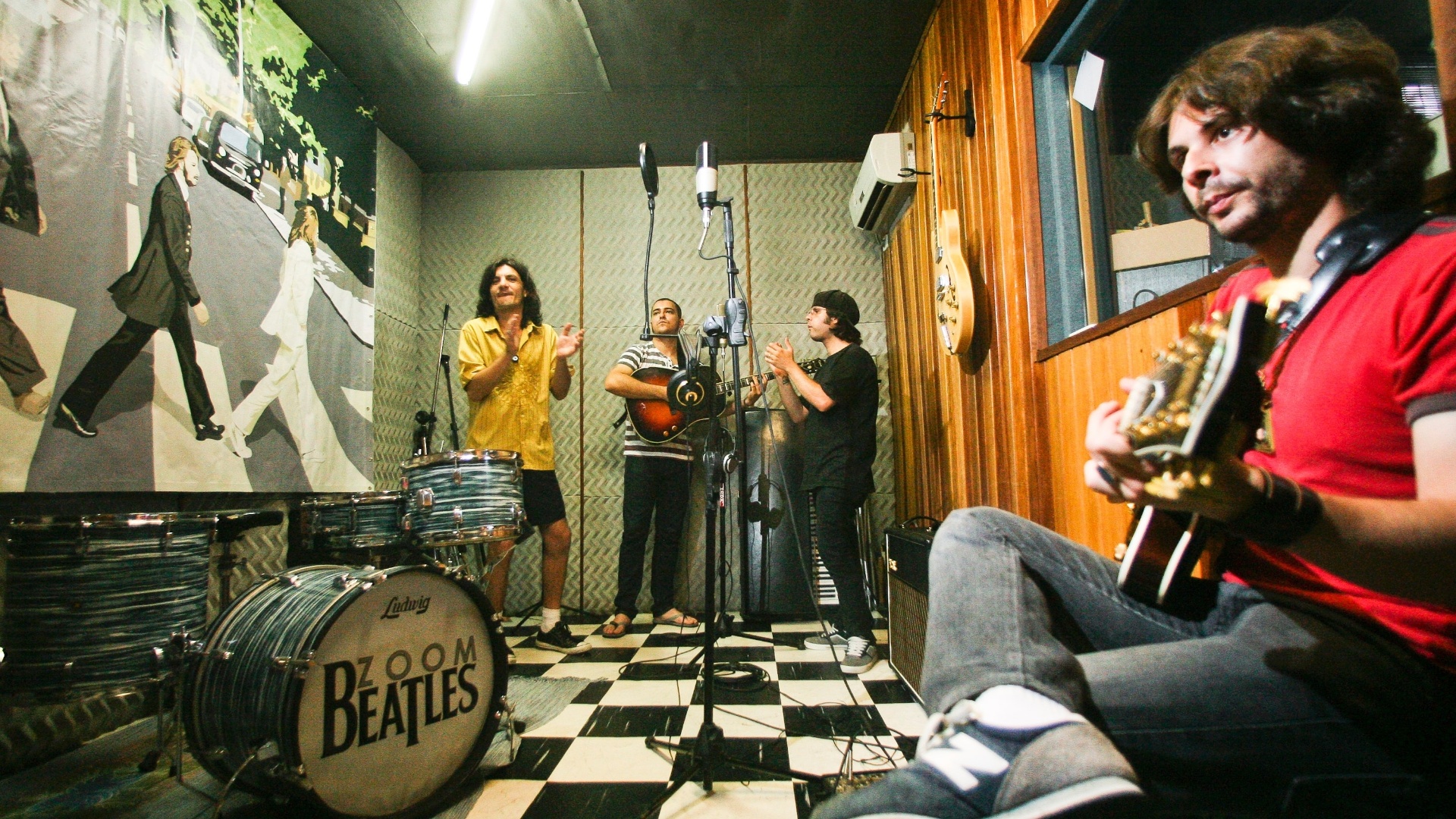 A banda Zoom Beatles grava o áudio do "Especial Beatles - 50 Anos de Beatlemania" - Fernando Donasci/UOL
