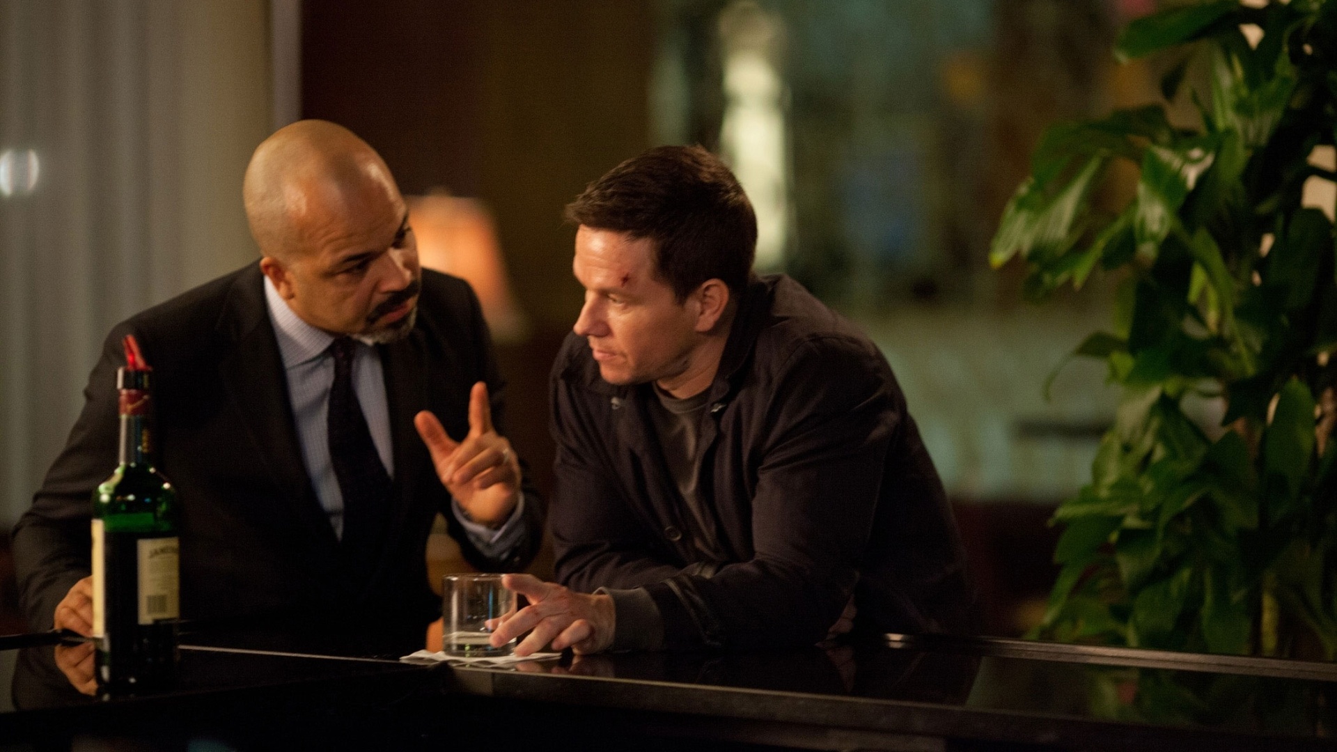 Cena do filme "Linha de Ação", de Allen Hughes. Estrelado por Russell Crowe, Mark Wahlberg e Catherine Zeta-Jones, o filme mostra a história do ex-policial Billy Taggart, que descobre um grande escândalo após seguir a mulher do prefeito. Prejudicado pelo político, Taggart tenta buscar vingança. - Divulgação / Imagem Filmes