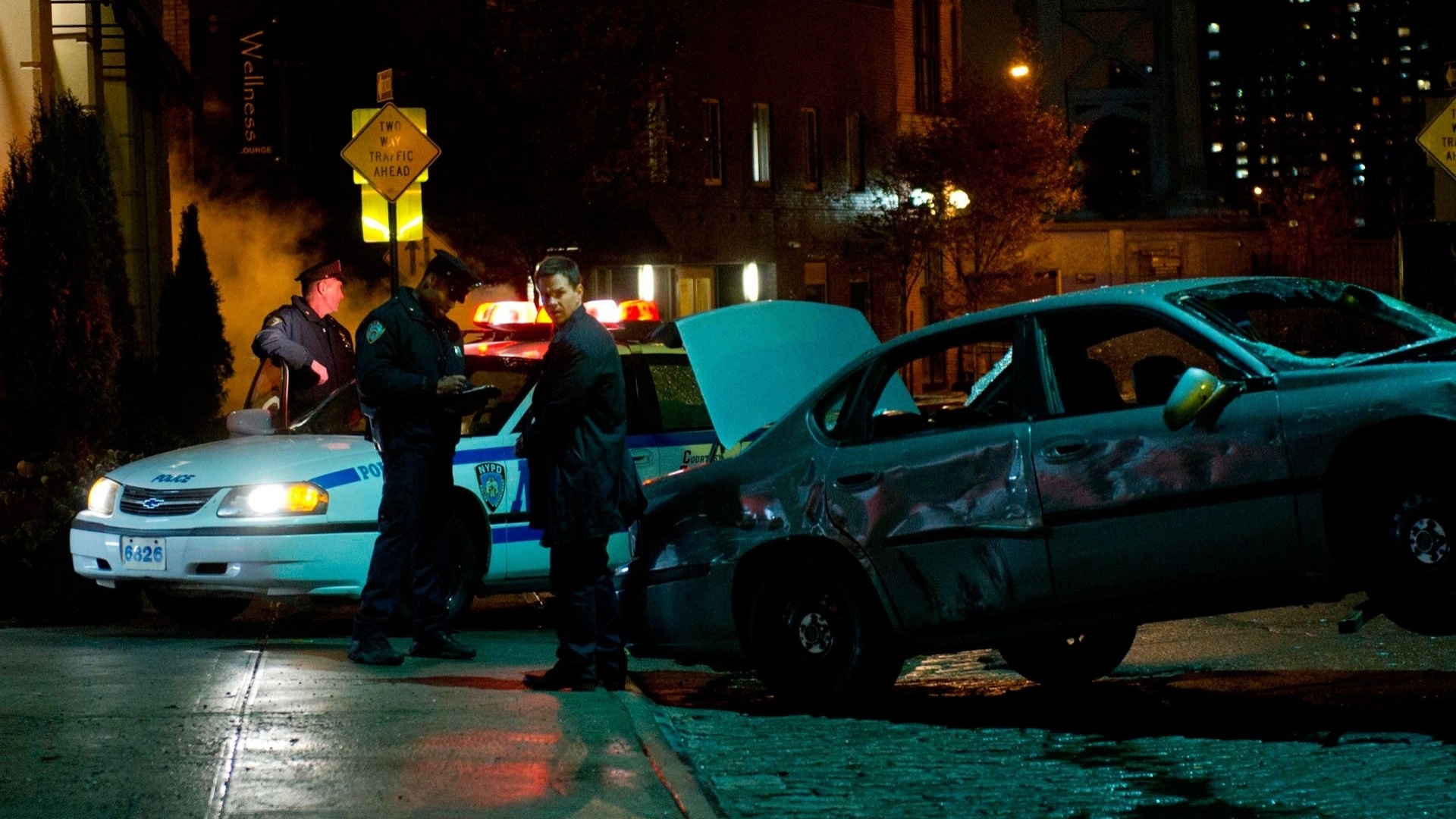 Cena do filme "Linha de Ação", de Allen Hughes. Estrelado por Russell Crowe, Mark Wahlberg e Catherine Zeta-Jones, o filme mostra a história do ex-policial Billy Taggart, que descobre um grande escândalo após seguir a mulher do prefeito. Prejudicado pelo político, Taggart tenta buscar vingança. - Divulgação / Imagem Filmes