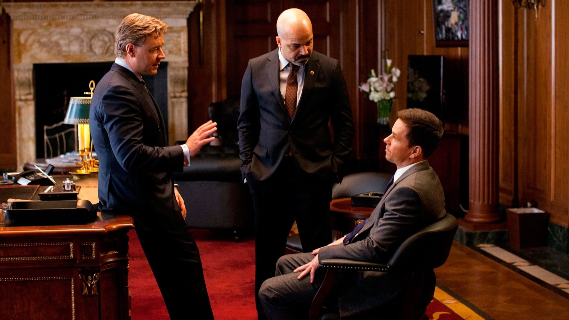 Cena do filme "Linha de Ação", de Allen Hughes. Estrelado por Russell Crowe, Mark Wahlberg e Catherine Zeta-Jones, o filme mostra a história do ex-policial Billy Taggart, que descobre um grande escândalo após seguir a mulher do prefeito. Prejudicado pelo político, Taggart tenta buscar vingança. - Divulgação / Imagem Filmes