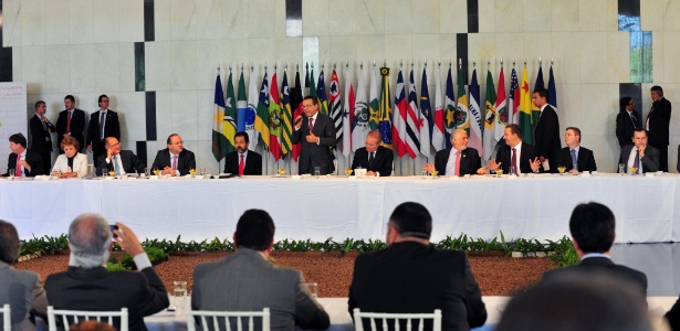 Encontro no Congresso Nacional reúne governadores de 22 Estados do Brasil; Eduardo Campos (PSB-PE) está à direita na foto, conversando com Jaques Wagner (PT-BA) - Laycer Tomaz/Agência Câmara