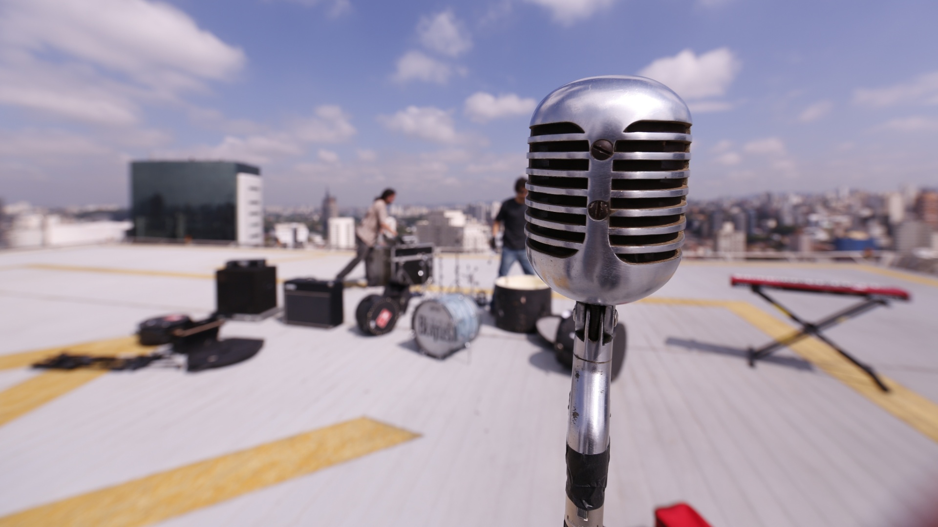 Gravação dos clipes do "Especial Beatles - 50 Anos de Beatlemania" aconteceu no heliponto do prédio do UOL, em São Paulo - Eduardo Piagentini/UOL