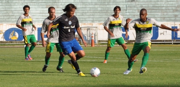 Marcelo Moreno domina a bola em jogo-treino do Grêmio contra o Cerâmica  - Marinho Saldanha/UOL Esporte