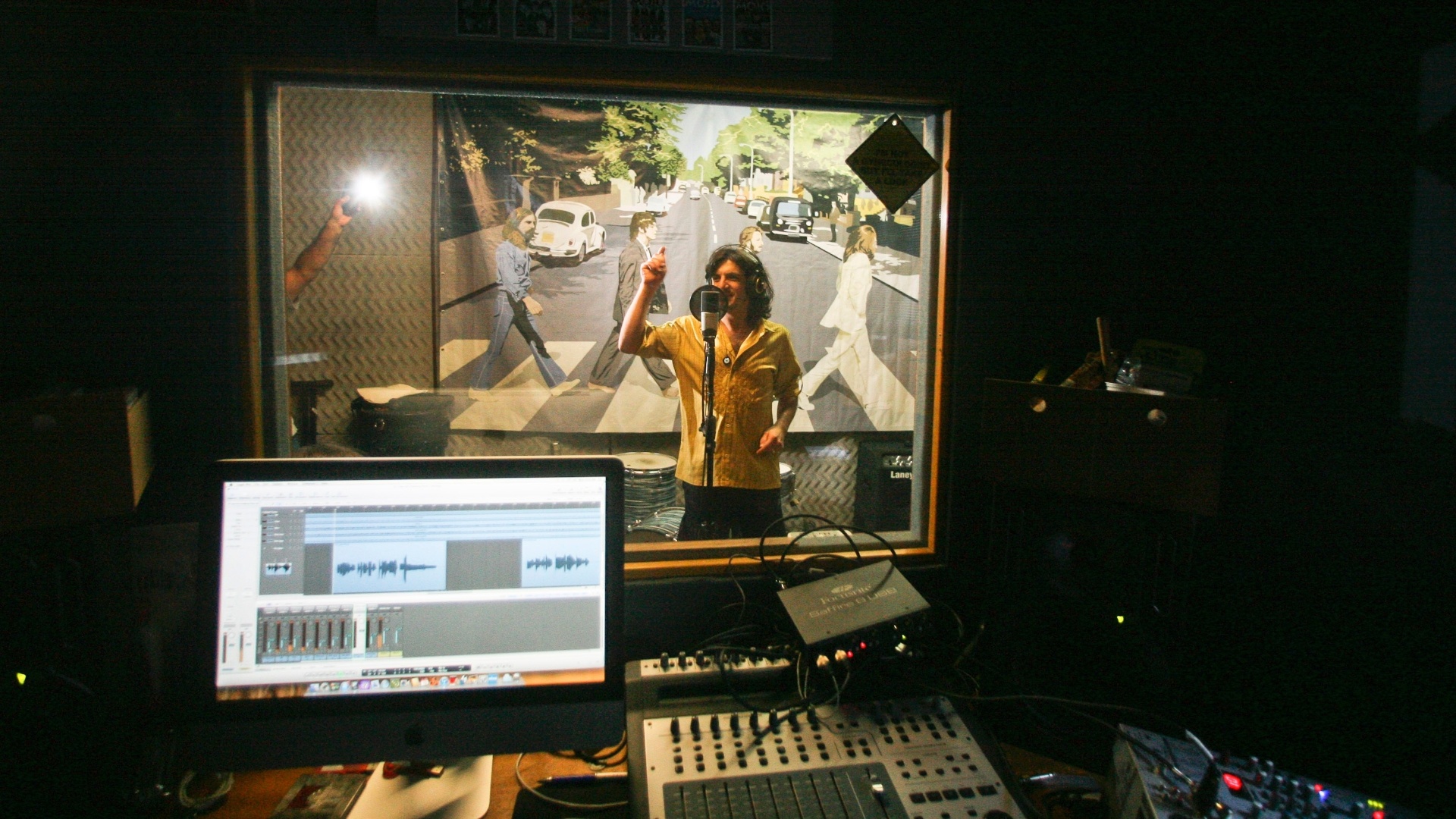 O baterista Rodrigo Luís (Ringo Starr) canta "Boys" durante a gravação das músicas do Especial - Fernando Donasci/UOL