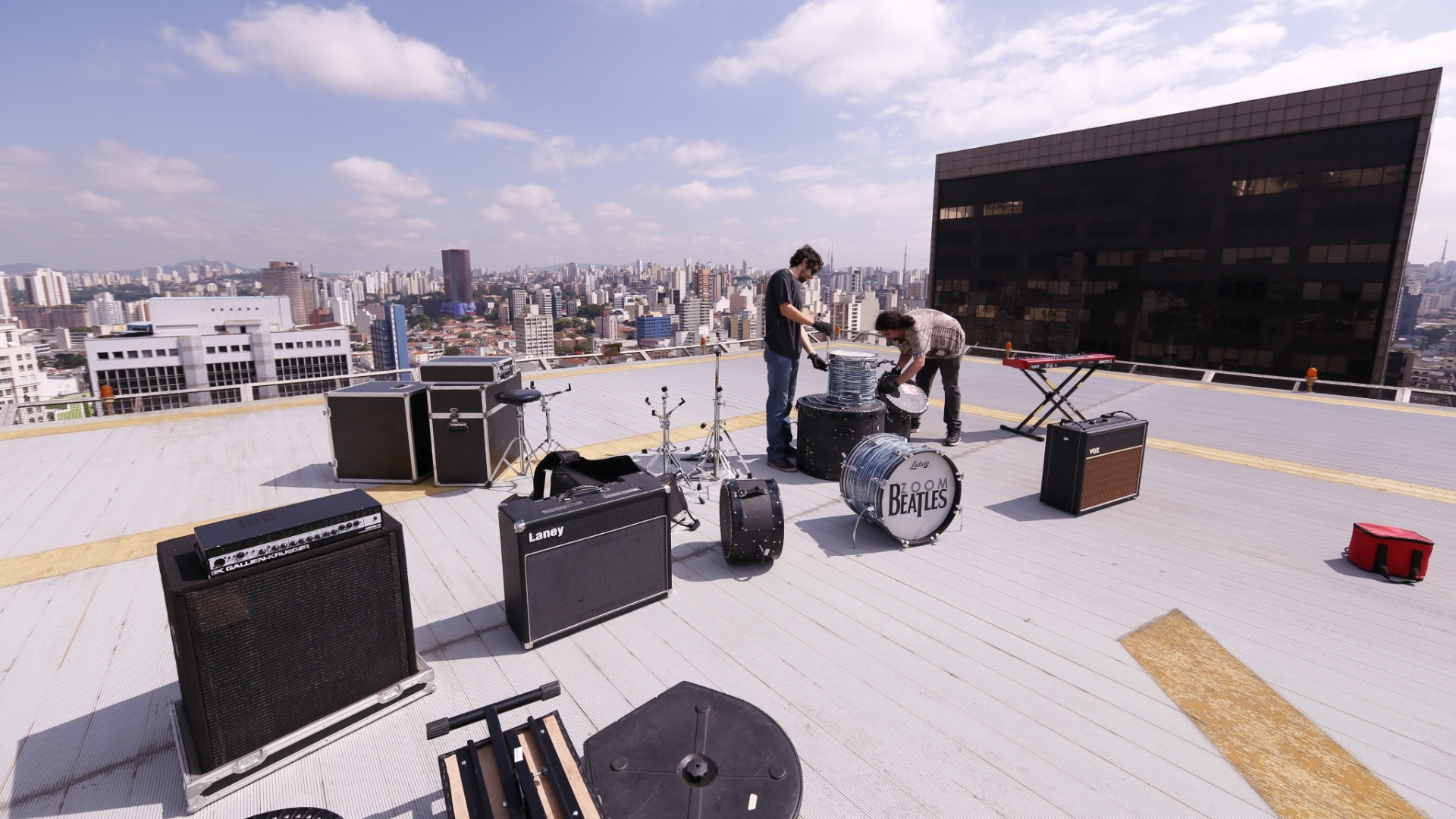 Rodies da banda Zoom Beatles preparam os equipamentos para a gravação dos clipes do Especial - Derek Sismotto/UOL