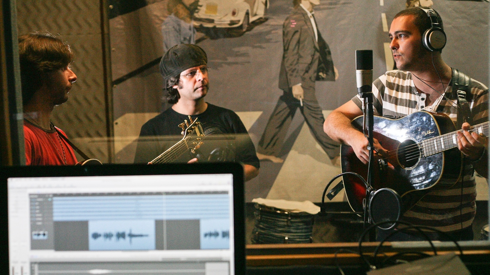 Rony Almeida (esq.), Reinaldo Almeida (centro) e Thiago Colli (dir.) acertam os detalhes durante a gravação das músicas do "Especial Beatles - 50 Anos de Beatlemania" - Fernando Donasci/UOL